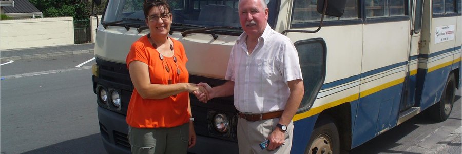 Me Lea Harmse oorhandig die skoolbus aan mnr Eben van der Merwe, skoolhoof van Laerskool Gansbaai